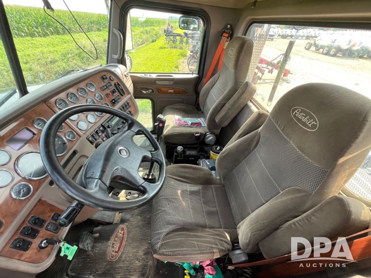 2008-peterbilt-384-image-51