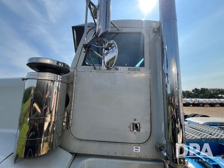 1993-peterbilt-377-image-47