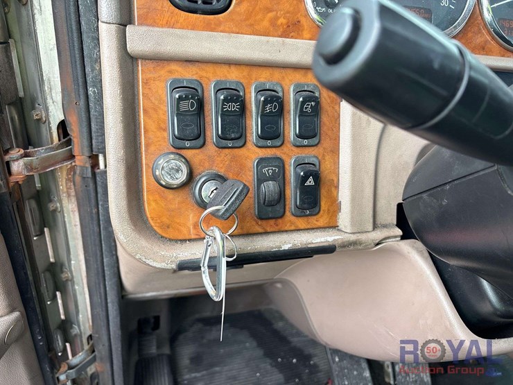 2009-peterbilt-384-image-15