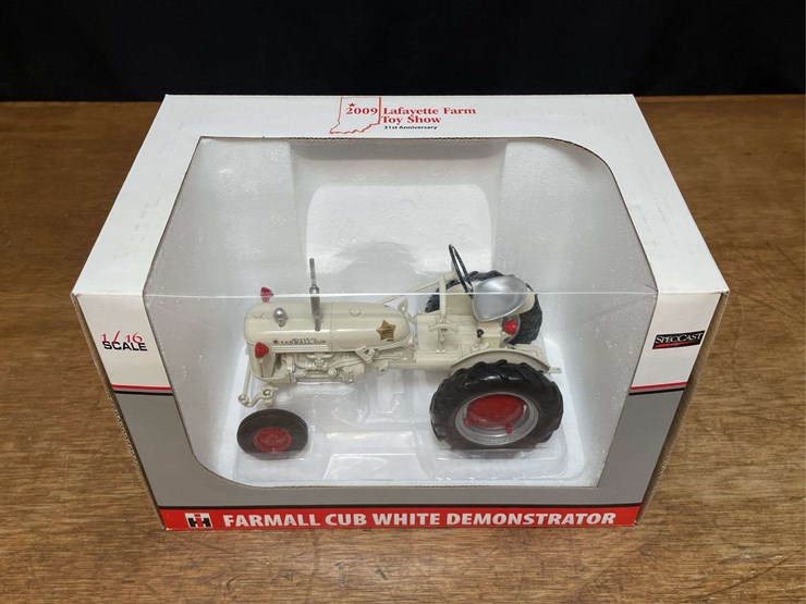 1/16-farmall-cub-demonstrator-2009-lafayette-nib-sc-image-3