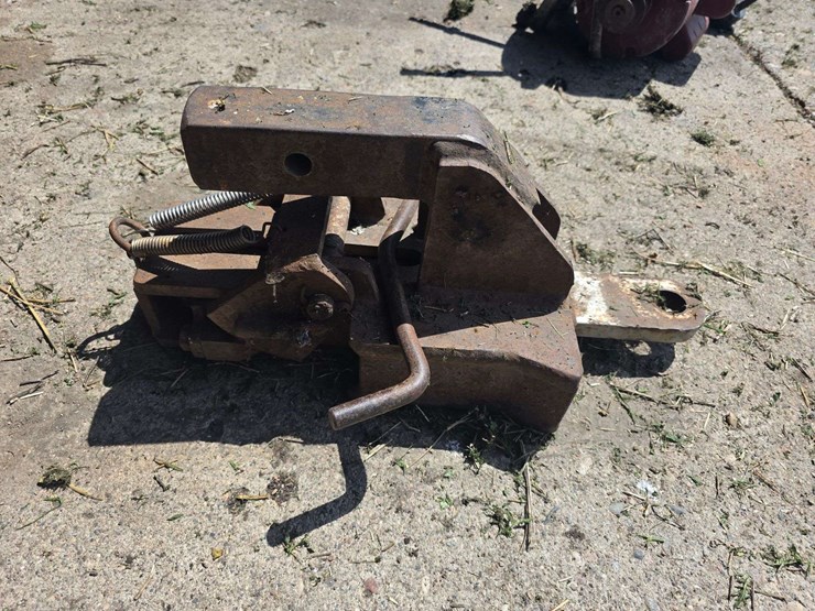 spring-loaded-hitch-to-fit-in-a-2”-receiver-hitch,-needs-a-little-repair-image-4