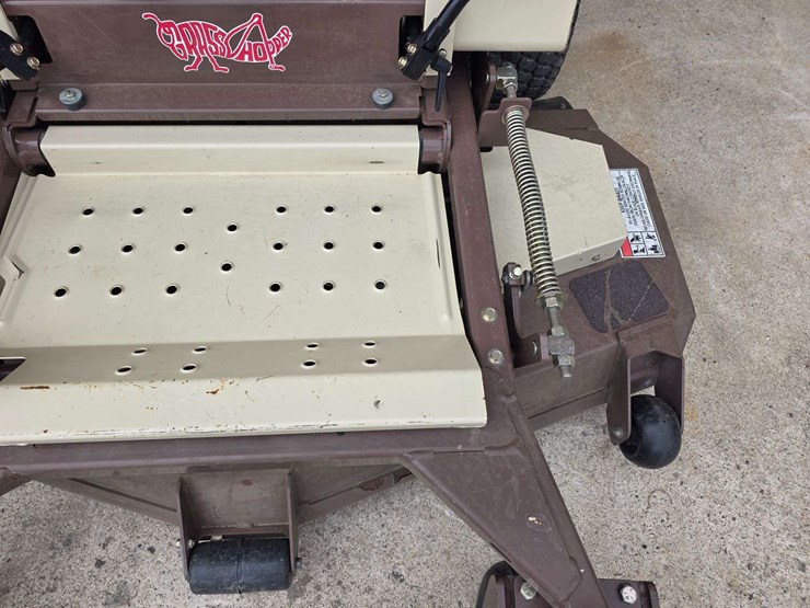 2015-grasshopper-327k-mid-mount-zero-turn-lawn-mower,-rear-discharge,-383-hours,-duramax-61-professi-image-7