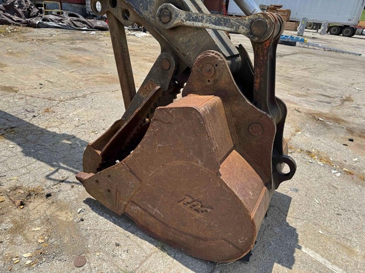 2014-deere-210g-lc-image-38