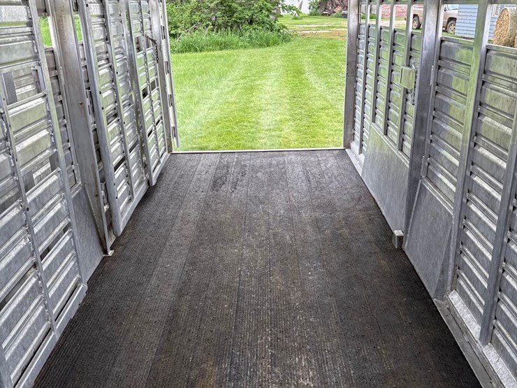 2012-featherlite-7ft-x-24ft-aluminum-gooseneck-livestock-trailer-image-38