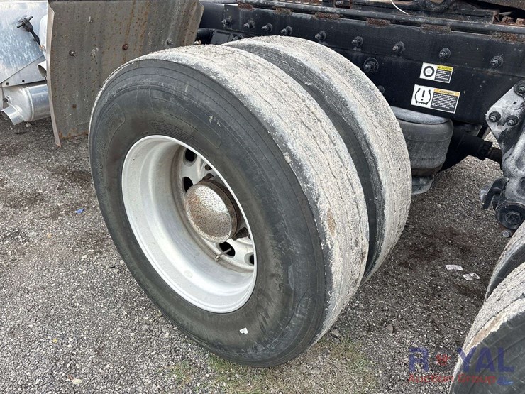 2009-peterbilt-384-image-38