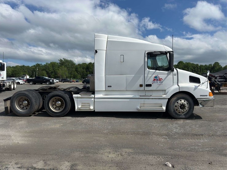 2002-volvo-vnl-t/a-truck-tractor-with-single-bunk-image-8