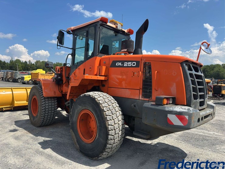 2014-doosan-dl250-image-4