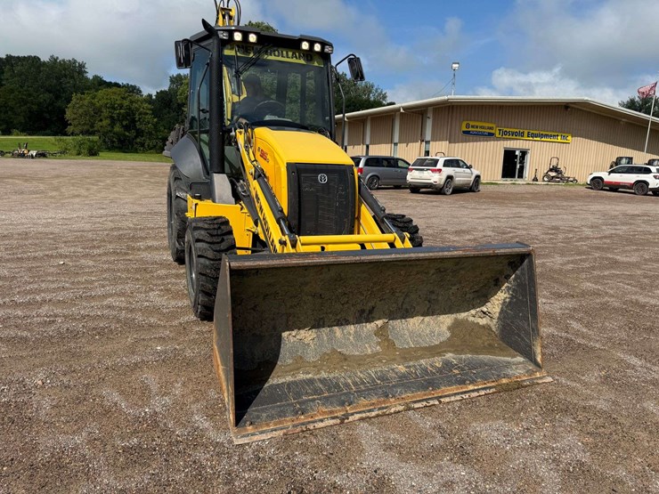 new-holland-b95d-backhoe,-fwa,-88”-front-bucket,-378-hours,-extended-hoe,-17”-back-bucket,-out-rigge-image-6