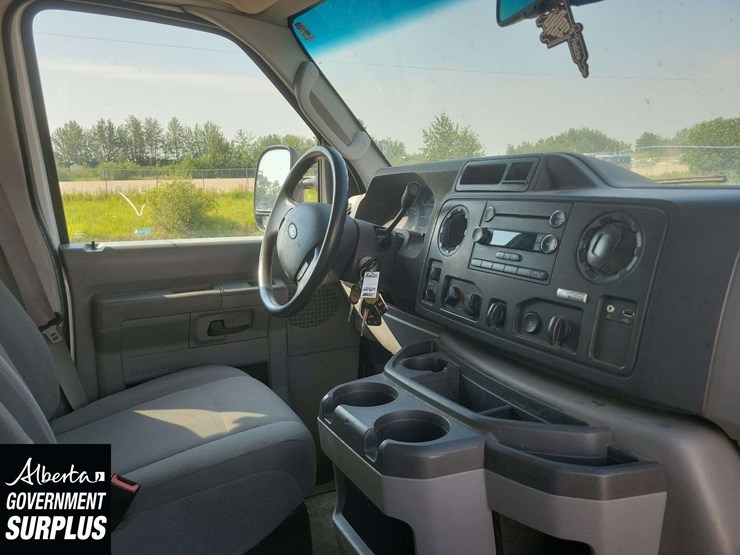 2014-ford-cargo-image-23