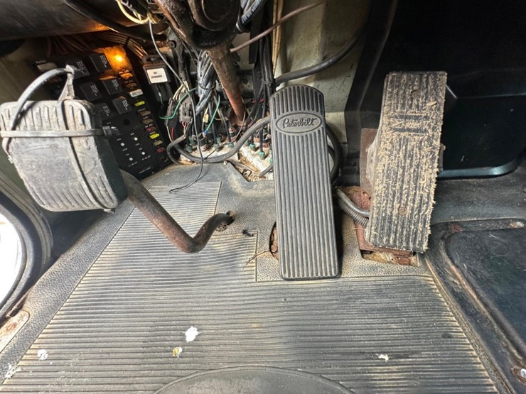 1992-peterbilt-377-image-39