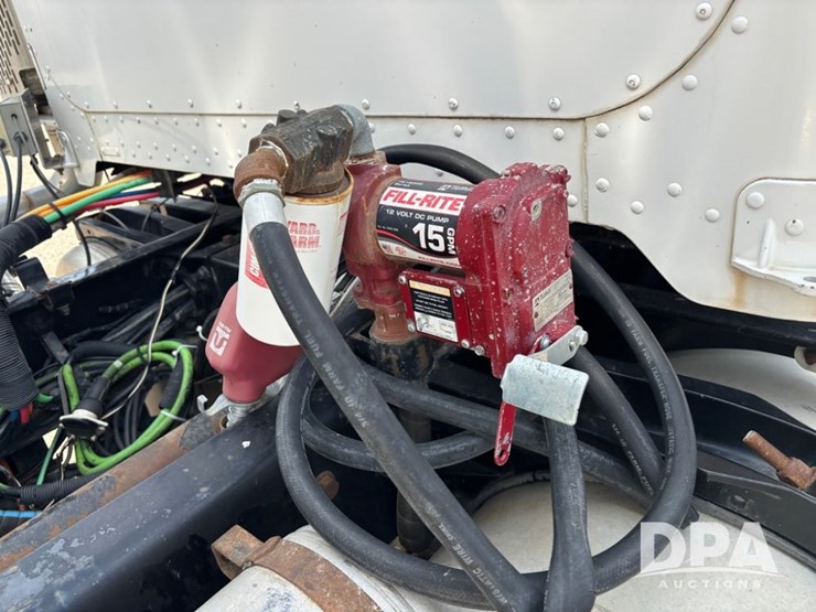 2005-peterbilt-385-image-52