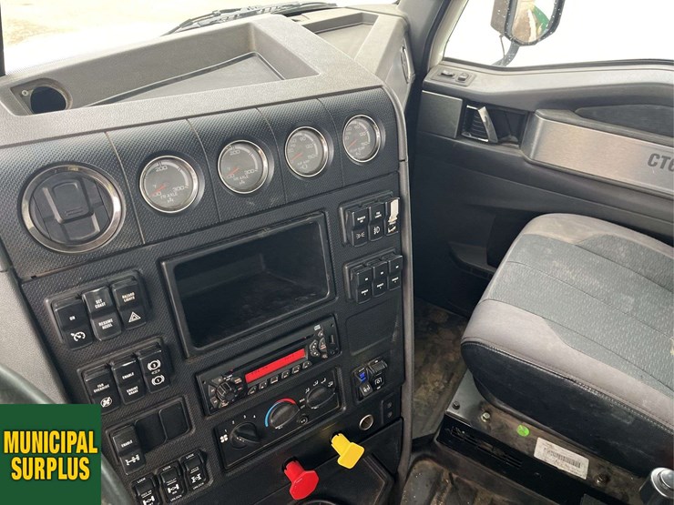 2014-caterpillar-ct660-image-6