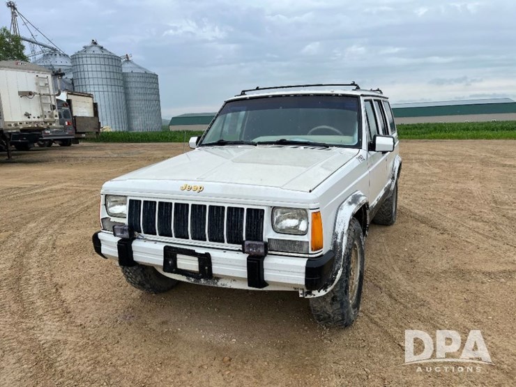 1990-jeep-cherokee-limited-image-2