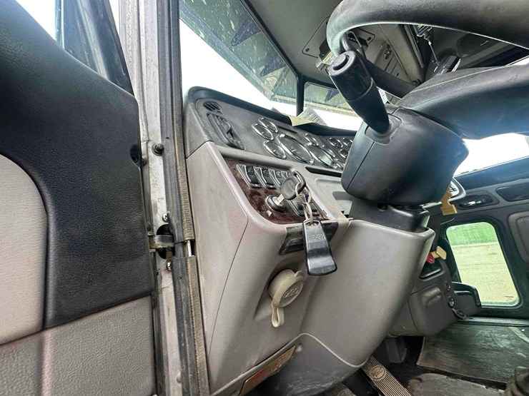peterbilt-388-image-27