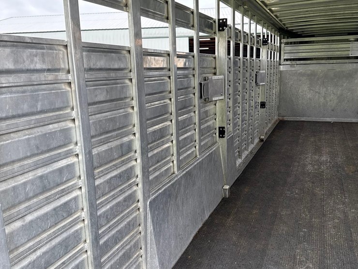 2012-featherlite-7ft-x-24ft-aluminum-gooseneck-livestock-trailer-image-27