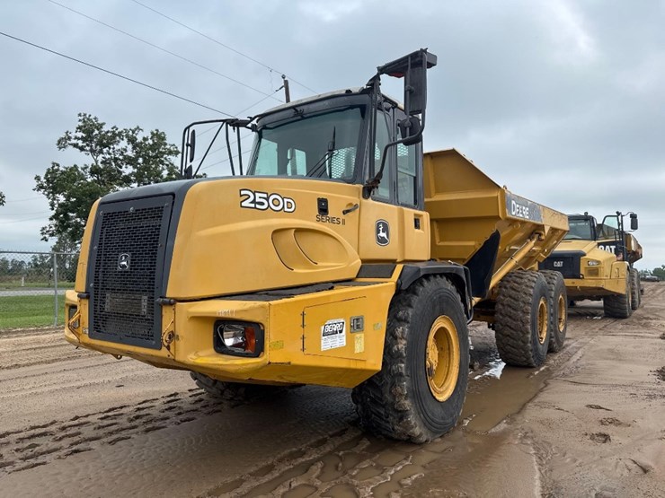 2014-deere-250d-image-2