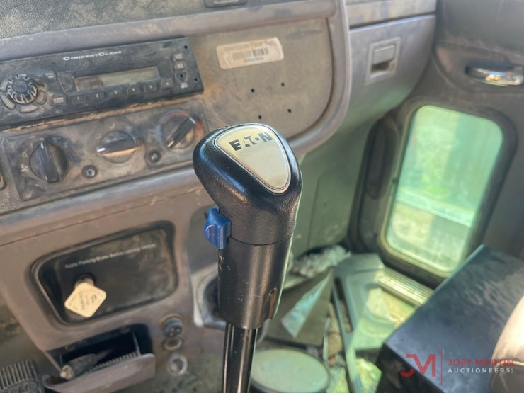 2011-peterbilt-365-image-24