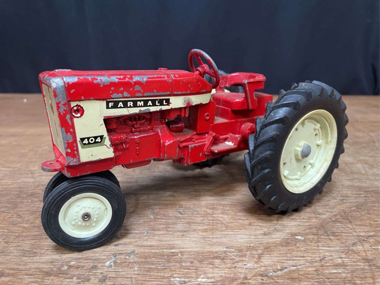 1/16-farmall-404-ertl-image-1