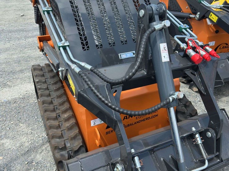 landhero-mini-skid-steer-loader-image-2