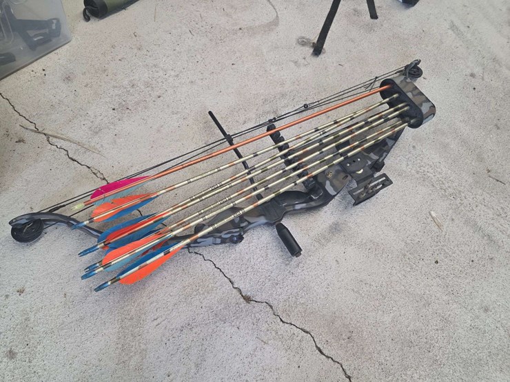 compound-bow-with-7-arrows-and-quiver,-pearson-renegade-brand,-45lb-pull-image-1