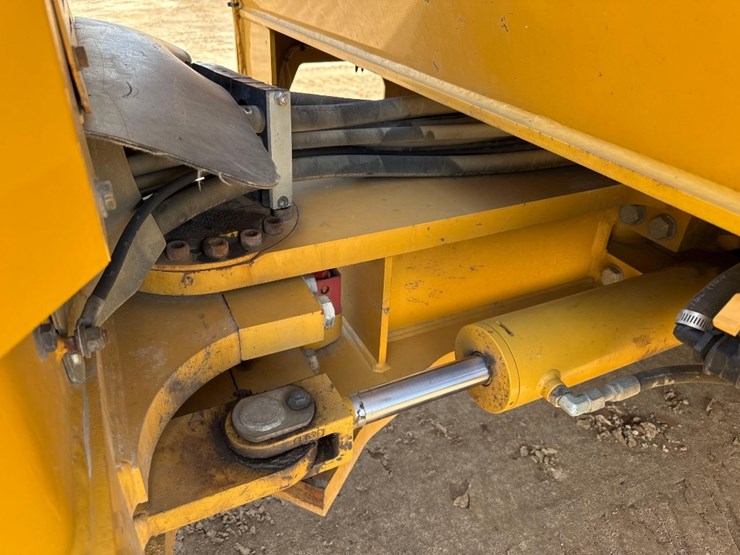 2014-caterpillar-cb54-image-15