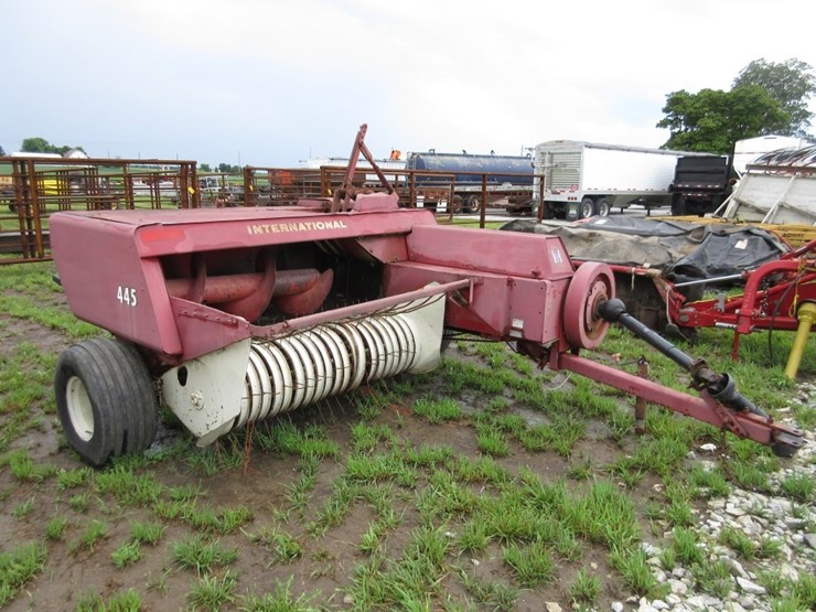 ih-445-square-baler-image-2