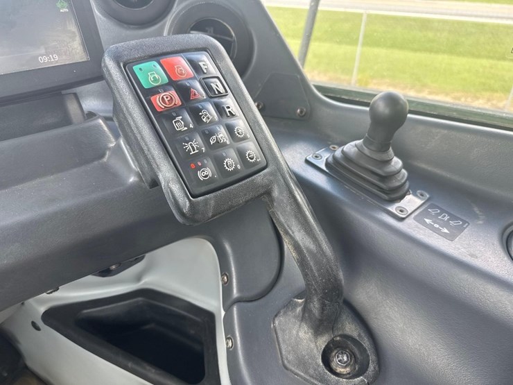2021-deere-410e-image-27