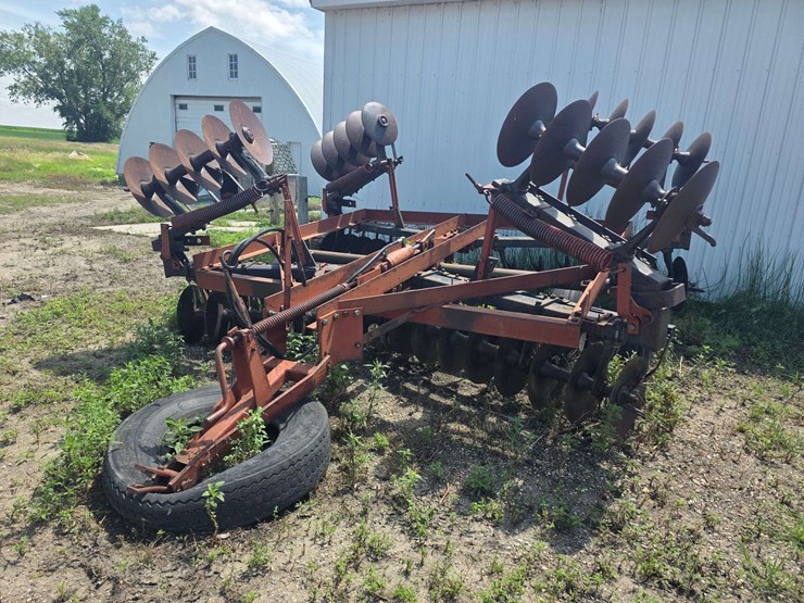 ih-470-tandem-disk,-manual-fold-wings,-9.5l-14-tires-on-6-bolt-rims,-hydraulic-lift,-rear-hitch,-dis-image-1