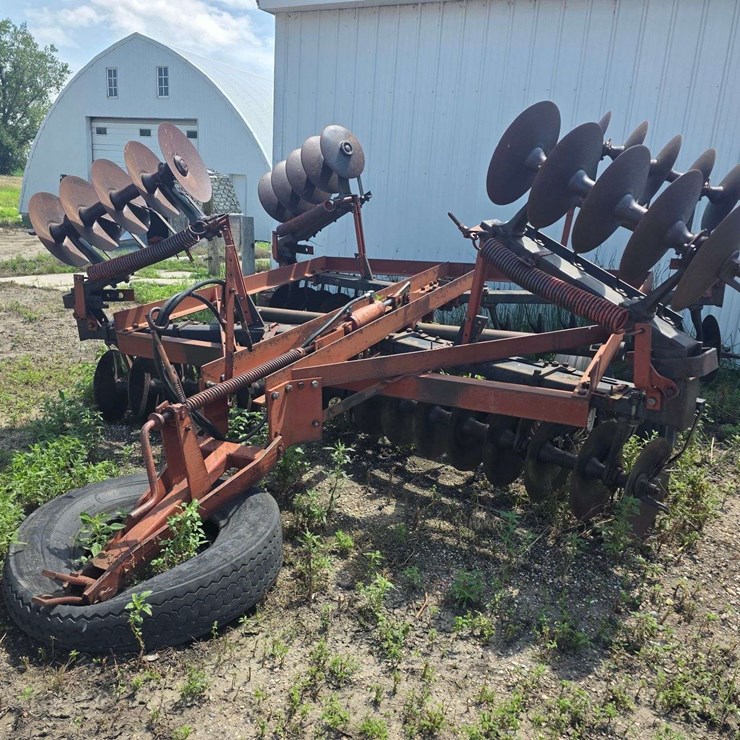 IH 470 Tandem Disk, Manual Fold Wings, 9.5L-14 Tires on 6 Bolt Rims, Hydraulic Lift, Rear Hitch, Dis