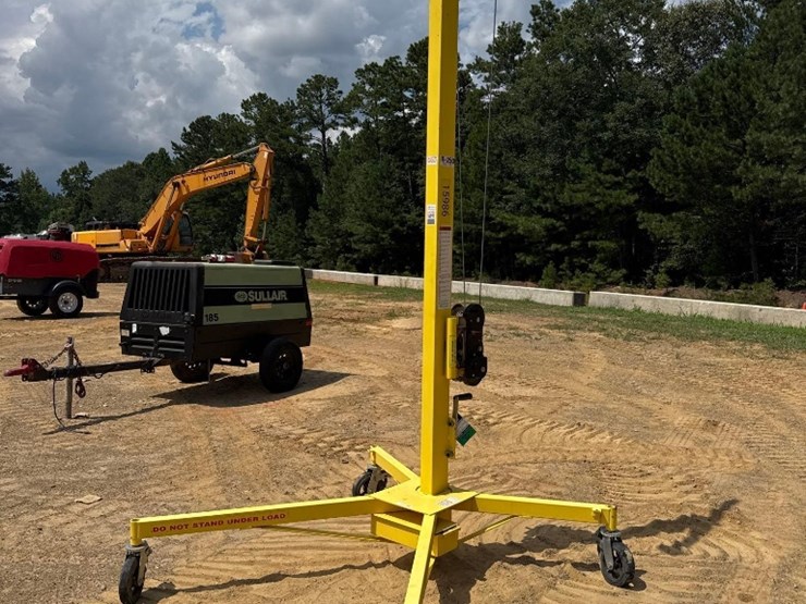 r-250-roust-about-lift-image-4