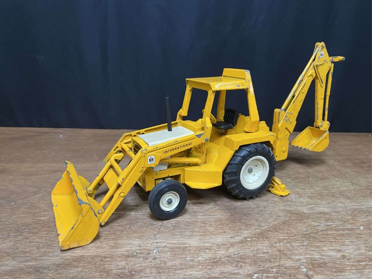 1/16-ih-backhoe-ertl-image-1