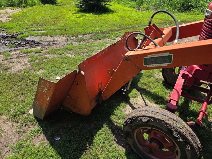 farmall-h-with-dual-loader,-wide-front,-6.00-16-fronts,-13.6-38-rears,-540-pto-with-loader-pump,-whe-image-19