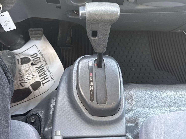 2019-isuzu-npr-image-16