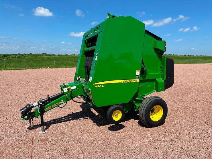 2022-john-deere-450e-image-1