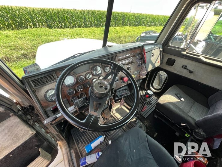 1993-peterbilt-377-image-50
