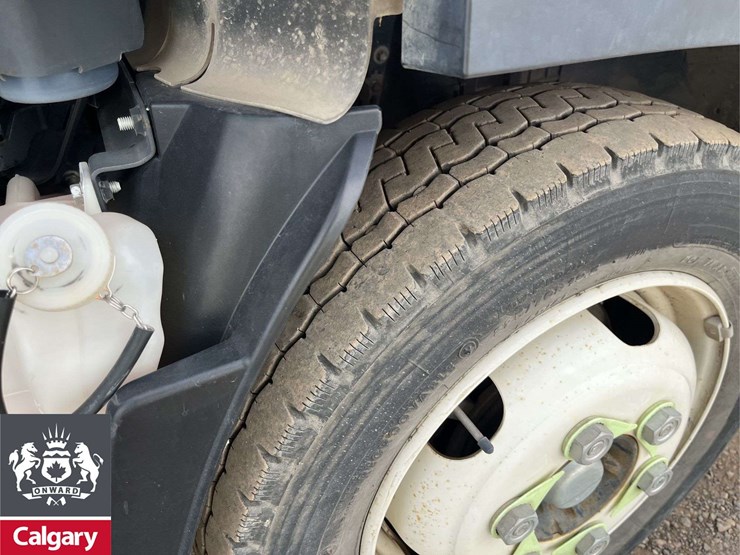 2013-isuzu-nqr-image-17