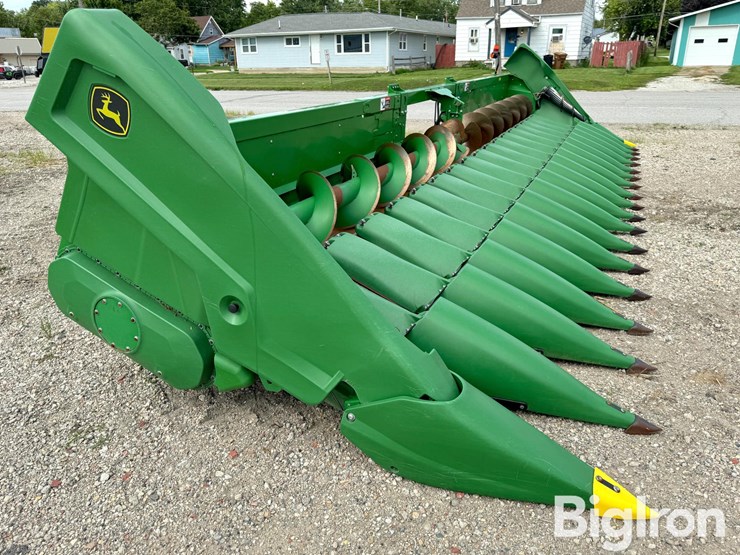 2021-john-deere-c18r-image-3