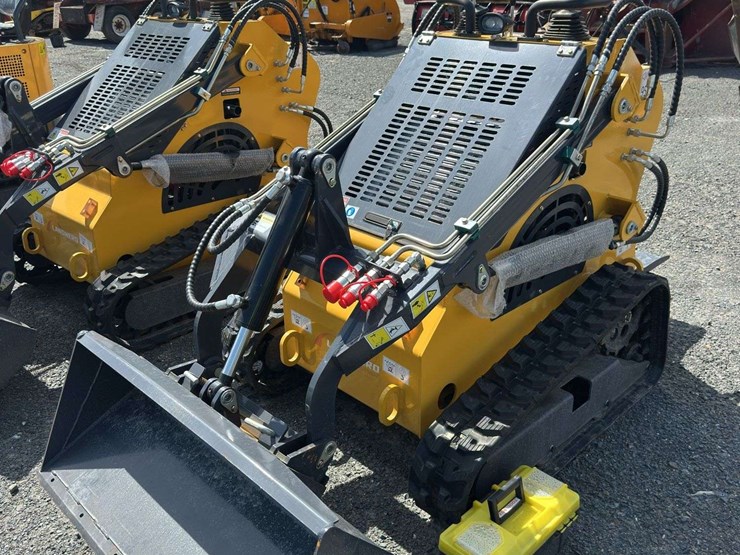 landhero-ldh-t-460-mini-skid-steer-loader-image-1