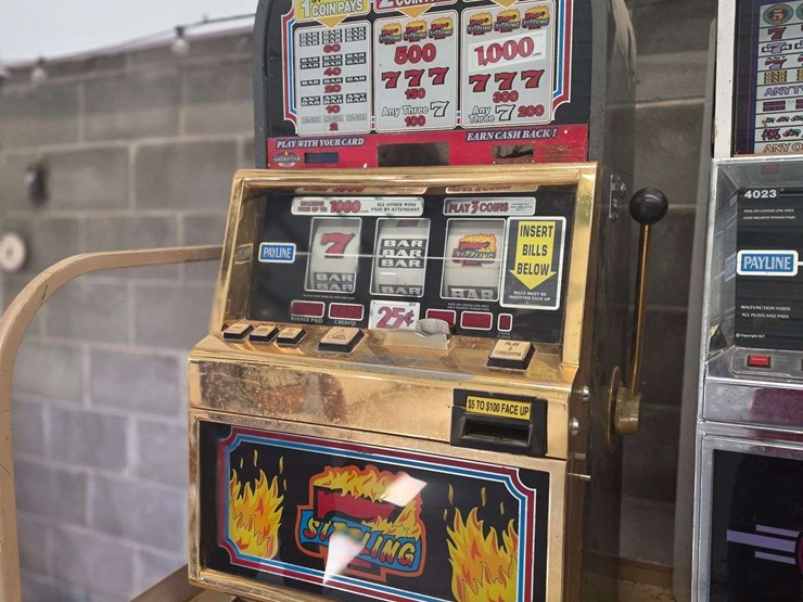 sizzling-7-slot-machine,-has-keys,-have-not-had-working-for-a-number-of-years-image-1