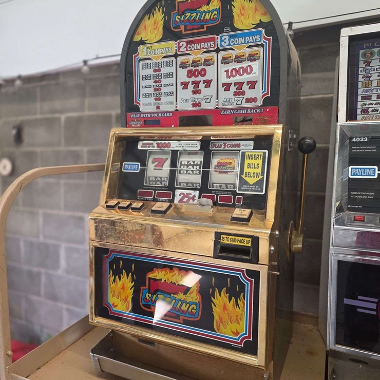 Sizzling 7 Slot Machine, Has Keys, Have not had Working for a Number of Years