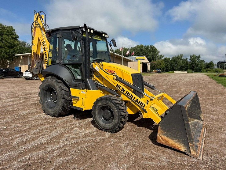 new-holland-b95d-backhoe,-fwa,-88”-front-bucket,-378-hours,-extended-hoe,-17”-back-bucket,-out-rigge-image-1