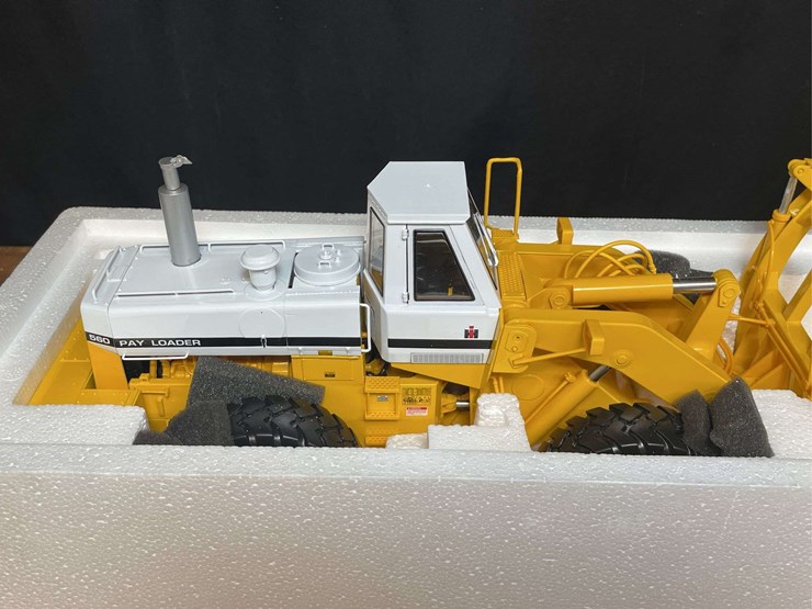 1/25-ih-560-pay-loader-nib-1st-gear-image-5