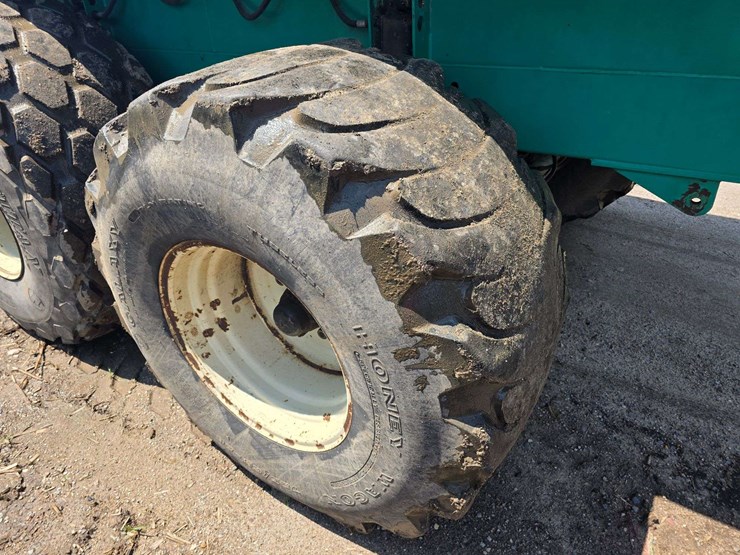 houle-7300-gallon-manure-tank,-3-axle,-front-and-back-axles-steer,-725/65-26-tires,-was-used-in-spri-image-14