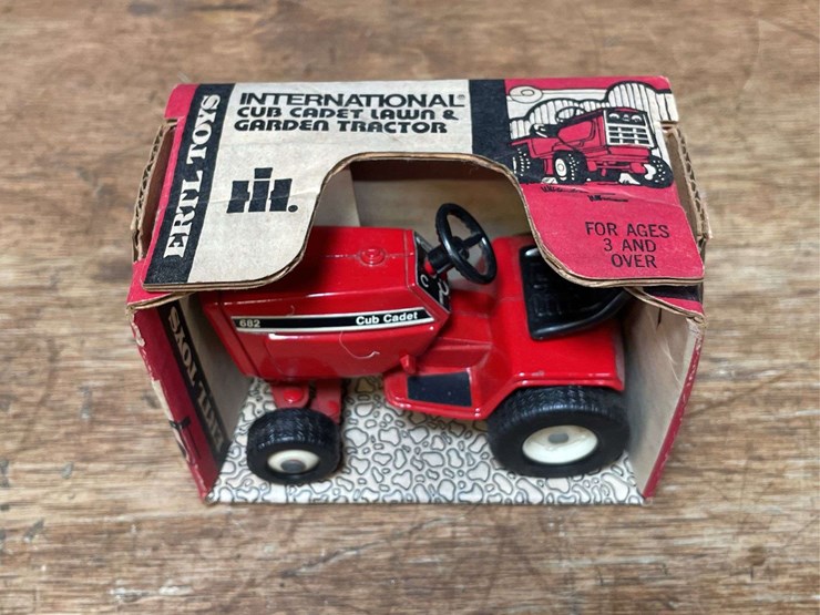 1/16-ih-cub-cadet-682-l&g-nib-ertl-image-2