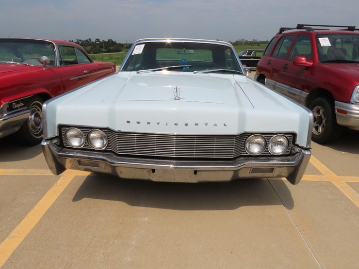 1967-lincoln-continental-convertible-image-2