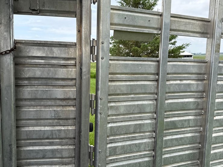 2012-featherlite-7ft-x-24ft-aluminum-gooseneck-livestock-trailer-image-25