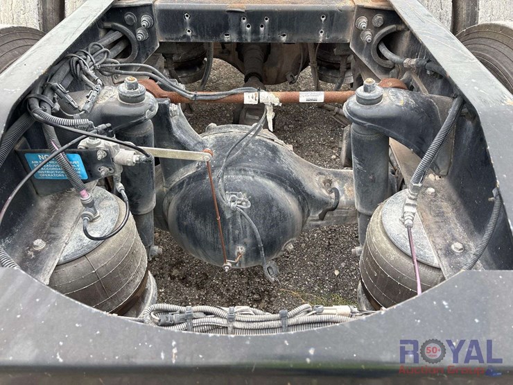 2009-peterbilt-384-image-34