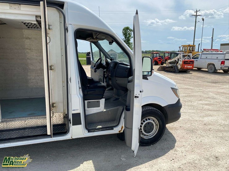 2016-mercedes-benz-sprinter-2500-image-37