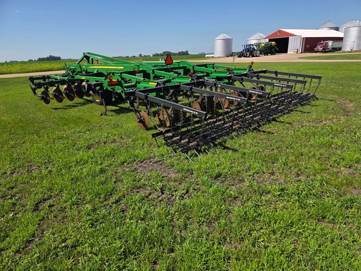 2016-john-deere-18-image-16