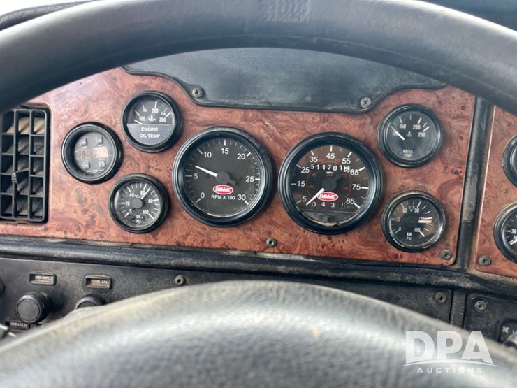 2005-peterbilt-385-image-79